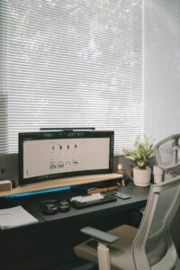 Cum să-ți organizezi eficient spațiul de lucru acasă pentru a crește productivitatea